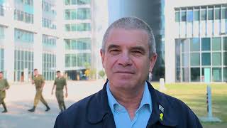 מתאם השו״ן תא״ל (במיל׳) גל הירש בהצהרה לתקשורת (עדכוני משרד ראש הממשלה) - התמונה מוצגת ישירות מתוך אתר האינטרנט יוטיוב. זכויות היוצרים בתמונה שייכות ליוצרה. קישור קרדיט למקור התוכן נמצא בתוך דף הסרטון