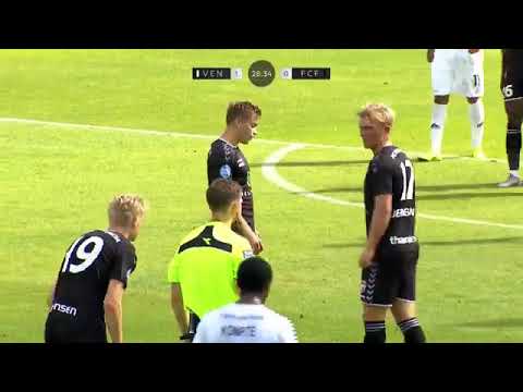 Árbitro pide perdón de rodillas por no aplicar la ley de ventaja