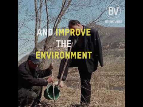 Un uomo cieco e uno senza braccia piantano una foresta