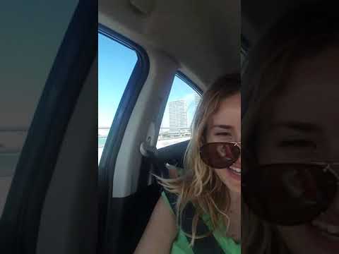 La cantante Aleksia envíando un saludo a La Nena Racing