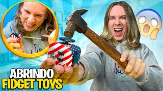 O QUE TEM DENTRO DO FIDGET CUBE? 😱 | CORTANDO FIDGET TOYS | TIO LUCAS