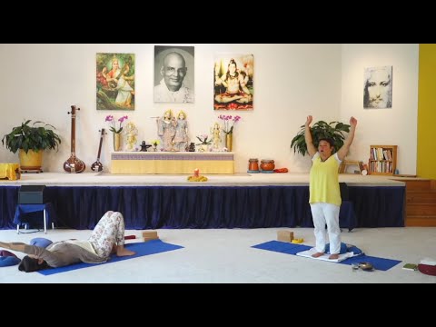 Rückenyogastunde mit Nirmala - Live 09:15 Uhr 06.05.2020