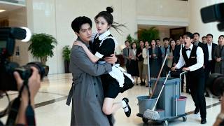 A garota cai nos braços do CEO e ele se apaixona no abraço.