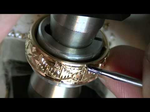 Hringur með höfðaletri og demanti.