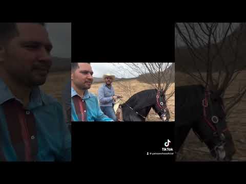 El komander ft Yair Sánchez, cabalgando.