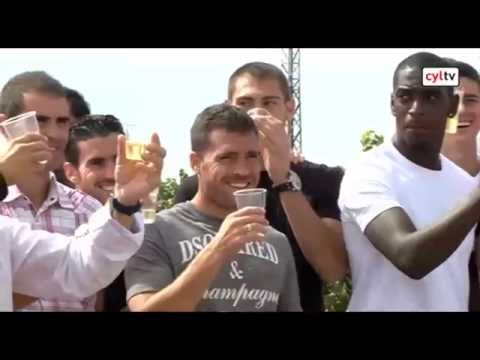 La plantilla del Real Valladolid vendimia de la mano de Cuatro Rayas