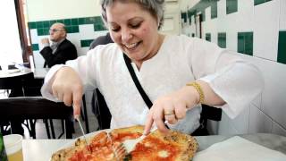 preview picture of video 'Da Michele Pizzeria in Naples - 2012-03-30'