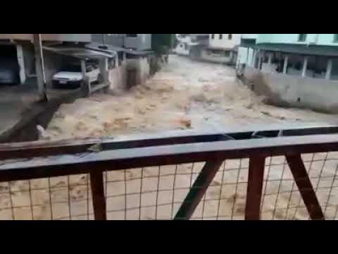 Rio quase transbordando em Cachoeiro de Itapemirin.