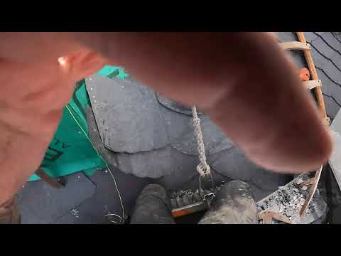 Linke Wangenkehle am Schornstein ansetzen - Live vom Schieferdach in Berlin.