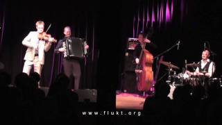 Flukt: "Oksenes dans" (composed by Øivind Farmen)