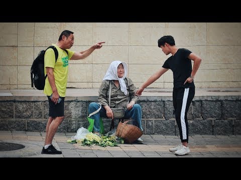 當賣菜老奶奶被小伙欺負，有路人做出了這樣舉動！