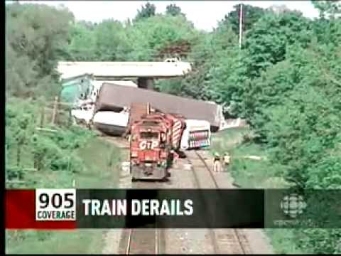 Train derails in Oshawa, freight cars land in backyards