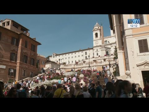 Roma, Trinità dei Monti: vietato sedersi su scalinata