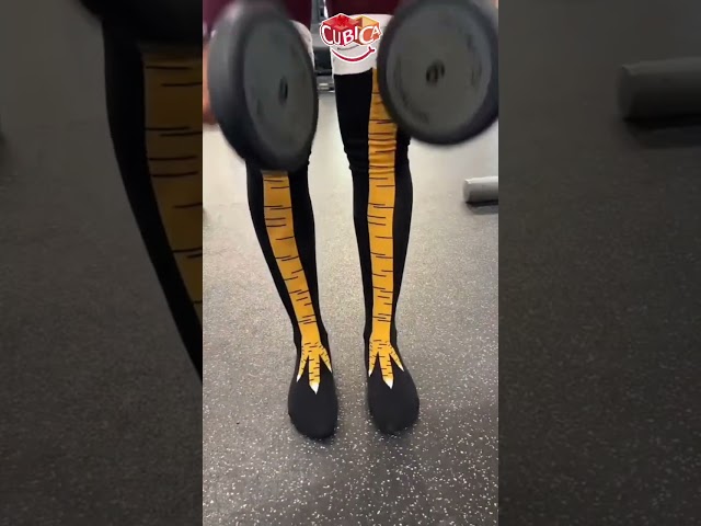 Vídeo relacionado con BIBITI Calcetines de pollo, divertidos disfraces para adultos y niños, divertidos regalos para hombres, calcetines divertidos para pierna de pollo, calcetines divertidos de gallo, disfraz de pollo