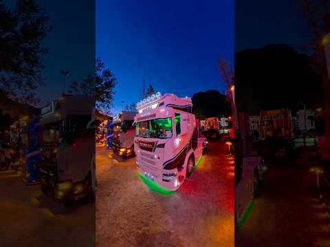 SCANIA R v8 Truck Team im Tal | Fantastisch dekorierte Trucks und Showlichter
