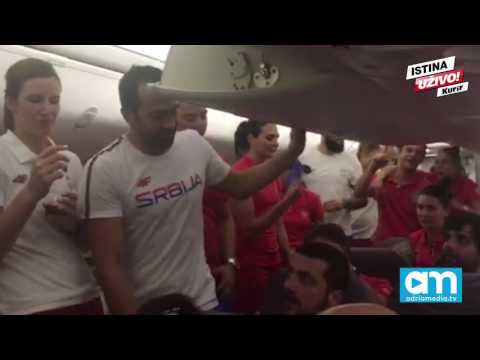(KURIR TV) Srpski olimpijci slave uz pesme u avionu iz Dubaija!