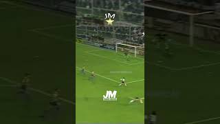 Sorin intenta una jugada a lo Maradona