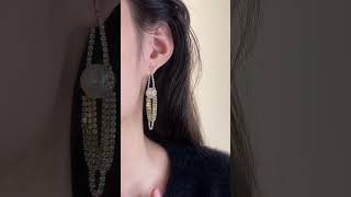 Artistic taste, these earrings, like a fashion scroll, illuminate a modern atmosphere.