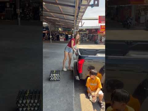 ยกขึ้นรถแล้วมาจากไหนอีกเยอะจัง #funny #shorts