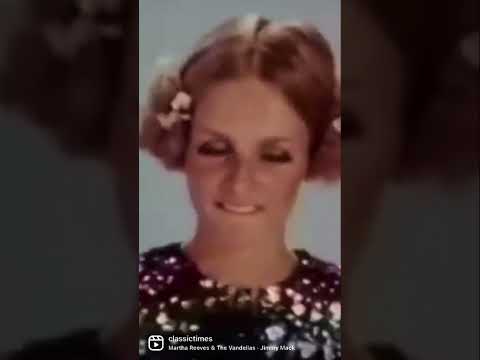 Legendary fashion model, Twiggy, dancing to “Jimmy Mack”  in a Norman Parkinson photoshoot.(1968)