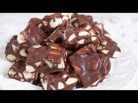 4 Ingredient Rocky Road Fudge: The Easiest Christmas Candy EVER!