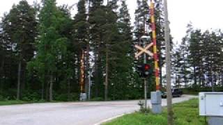 preview picture of video 'Finnish regional train passed Punkaharju level crossing'