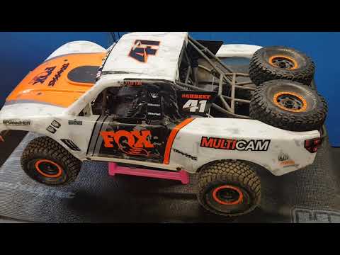 Traxxas Unlimited Desert Racer Rebuild Video of Centre Transmission - fixing a squeak