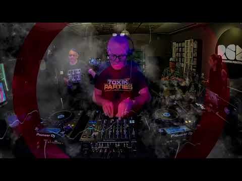 The Golden Radio Show : Aaron Liberator