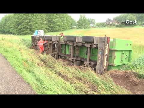 Vrachtwagencombinatie ligt gekanteld in de berm bij Lemelerveld