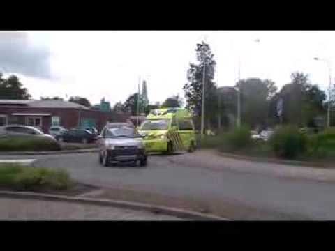 Ambulance 02-119 Dokkum met spoed onderweg naar Anjum