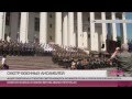 Сводный хор военных поет гимн России на ступенях театра Российской армии 