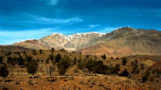 Les montagnes de l'Atlas marocain. Musique de Dayzine (« Machi Maâqoul »)