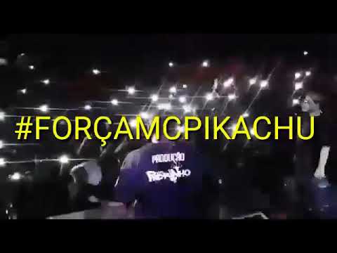 Mc Pedrinho ajuda Mc Pikachu cantar em show