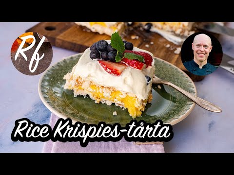 Rice Krispies-tårta med marängbottnar med rice krispies och fyllning av citronkräm toppad med vispad grädde, jordgubbar, blåbär och citronmeliss.  >