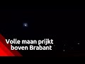 Bij een maansverduistering komt de aarde tussen de zon en de maan in te staan.