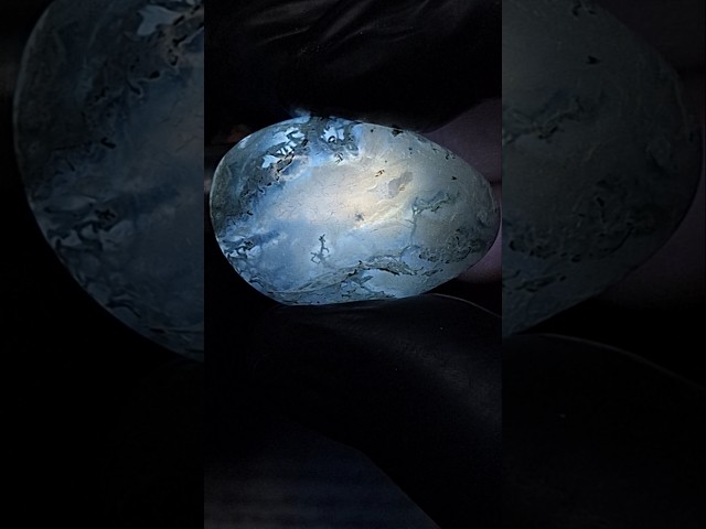 حجر عقيق طحلبي ابيض