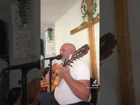 José y sabel cantando una alabanza