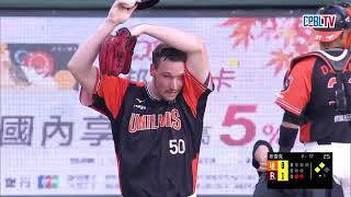 [分享] 許哲晏腳踢到手中的球而失誤