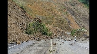 LES ROUTES IMPOSSIBLES AU LAOS...