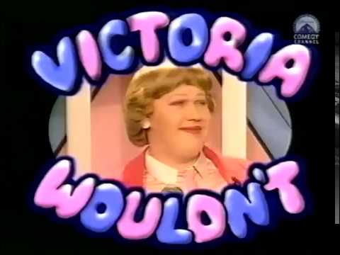 なりすまし～ヴィクトリアはしないだろう（「ヴィクトリア・ウッド」役：マット・ルーカス、1996年 (Spoofovision - Victoria Wouldn't (Matt Lucas as 'Victoria Wood', 1996))