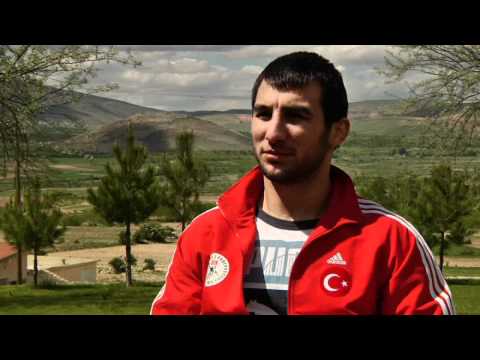 Turkish wrestler fights to retain Olympic crown