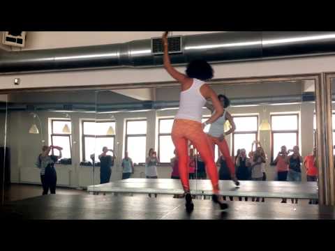 Ismaray Chacón Aspirina - Columbia con abanico - Festival Calle de Timberos 2016