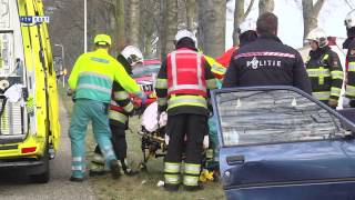 preview picture of video 'Automobiliste gewond na botsing tegen boom in De Krim'