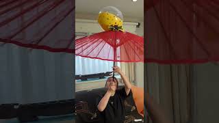 傘回しの練習にビーチボールを使う。　I use a beach ball to practice umbrella spinning.