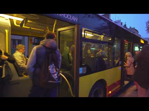 Polônia, Wrocław, passeio noturno de ônibus 107 da FAT para Muchobór Wielki