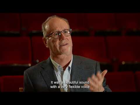Ο αρχειονόμος της Metropolitan Opera, Peter Clark [Πήτερ Κλαρκ], παρουσιάζει την ιστορία και τα χαρακτηριστικά της όπερας του βερισμού και δείχνει πώς ο Andrea Chénier [Αντρέα Σενιέ] (1896) του Umberto Giordano [Ουμπέρτο Τζορντάνο] ενσαρκώνει τα γνωρίσματα του κινήματος. Αν και το λιμπρέτο του Luigi Illica [Λουίτζι Ιλλίκα] τοποθετεί τη δράση στη Γαλλική Επανάσταση και όχι στη σύγχρονη λαϊκή καθημερινότητα που προτιμούσε ο πρώιμος βερισμός, η όπερα παραμένει βεριστική στην ουσία της: εστιάζει στο ωμό, ανυπόκριτο πάθος, στη σύγκρουση σφοδρών ερώτων και ταξικών ανταγωνισμών, και σε μια μελωδική γραμμή που ρέει αδιάκοπα, δεμένη με τον λόγο σε σφριγηλή, «ομιλούσα» φωνητική γραφή. Ο ήρωας, ο ποιητής Chénier, είναι άνθρωπος από σάρκα και οστά, ενώ το δράμα του κλείνει με τη βίαιη, ρεαλιστική κατάληξη που αγαπά ο βερισμός. Όπως επισημαίνει ο Clark, η δύναμη του έργου δεν στηρίζεται μόνο στις εκρηκτικές άριες, αλλά και στους λεπτούς δευτερεύοντες ρόλους και στη δραματουργική αξιοποίηση της χορωδίας, στοιχεία που συνθέτουν μια άρτια ενοποιημένη παρτιτούρα.