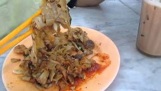 preview picture of video 'Char Koay Teow, Kedai Makanan Nam Heong, Old Town Ipoh'