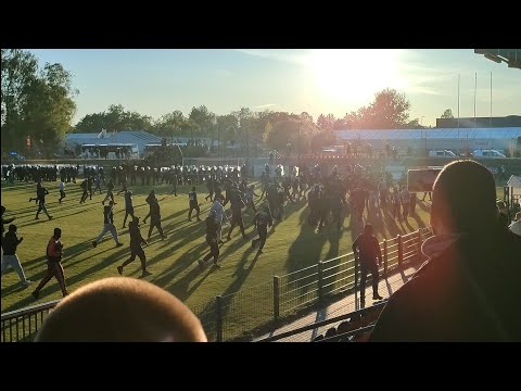 Kibice Gryfa Słupsk wbiegają na boisko, zamieszki w przerwie meczu.