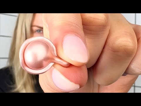 En blond kvinna visar hur man använder Elizabeth Arden Ceramide Capsules med Retinol + HPR Serum. 