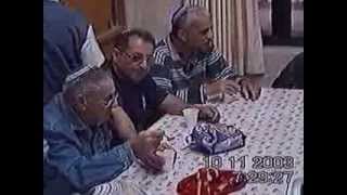 כיבוד המתפללים לאחר תפילת שחרית חול-2003. (ידידנו היקר משה רצון ז"ל) - התמונה מוצגת ישירות מתוך אתר האינטרנט יוטיוב. זכויות היוצרים בתמונה שייכות ליוצרה. קישור קרדיט למקור התוכן נמצא בתוך דף הסרטון